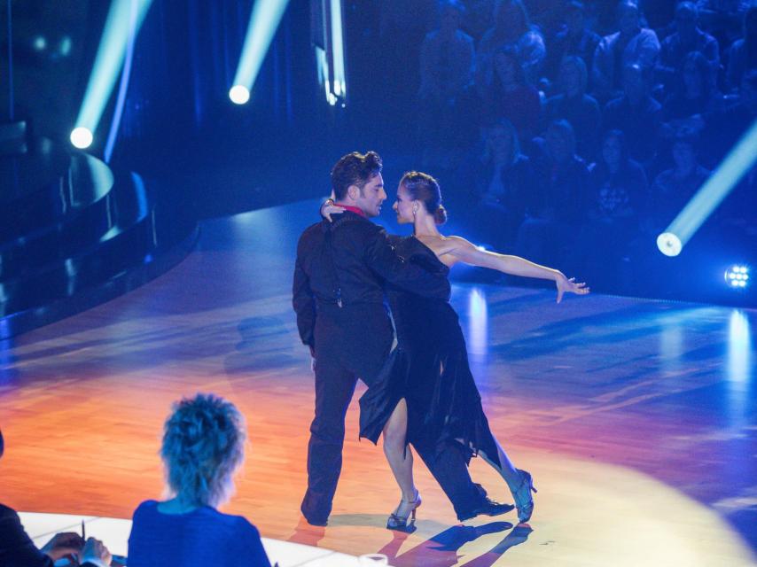 La pareja sobre el escenario interpretando el tango. Gtres.