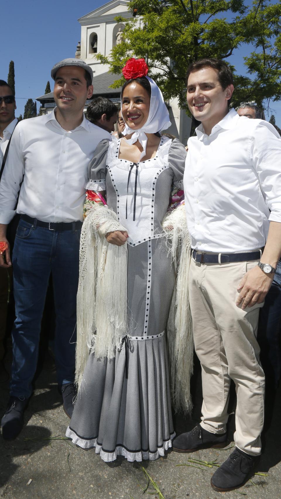 Ignacio Aguado, Begoña Villacís y Albert Rivera en la Feria de San Isidro. Gtres.