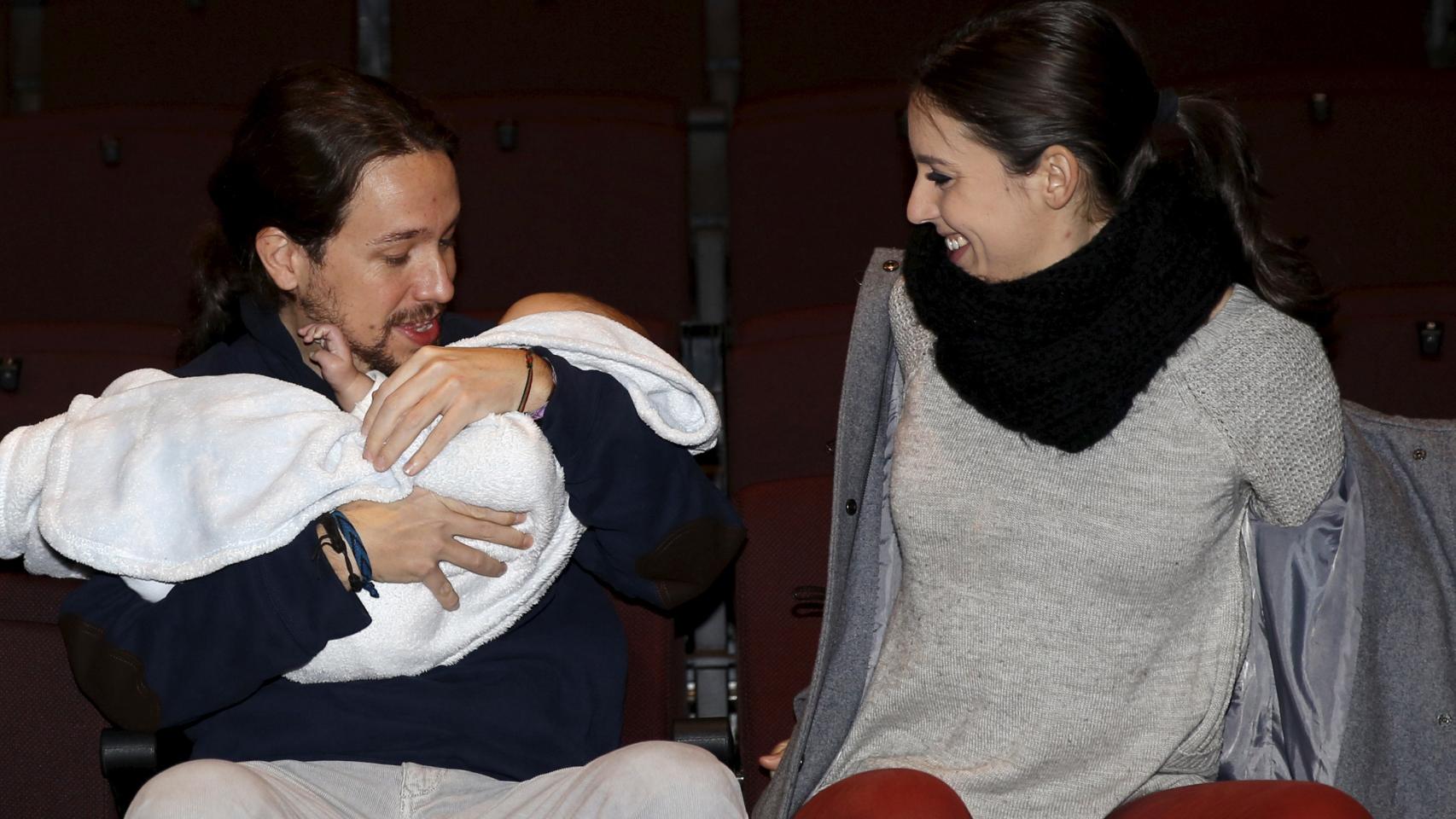 Pablo Iglesias e Irene Montero con el bebé de Carolina Bescansa. Gtres.