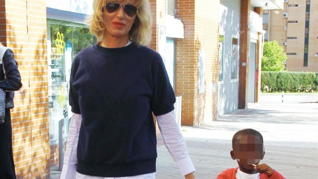 Susanna Griso junto a su hija dando un paseo por Madrid.