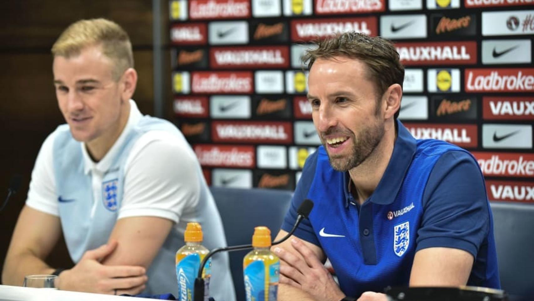 Southgate, seleccionador de Inglaterra (derecha), junto a Joe Hart (izq.).