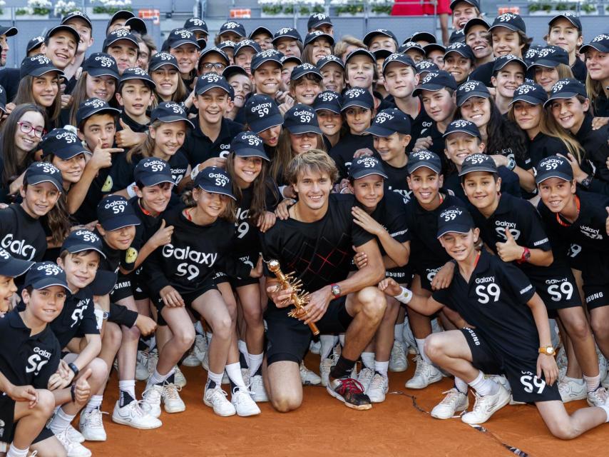 Zverev, con los recogepelotas tras ganar el título en Madrid.