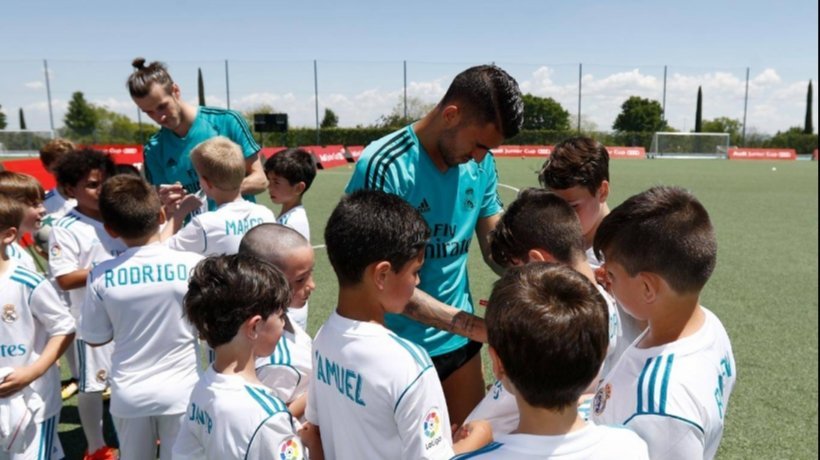 Bale y Ceballos firman camisetas a los niños de la Audi Junior Cup
