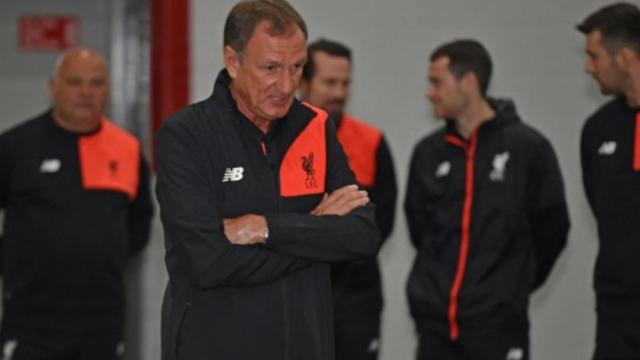 Phil Thompson junto a demás miembros del equipo. Foto: liverpoolfc.com