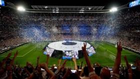 Los aficionados del Real Madrid disfrutan de la final de Cardiff en el Santiago Bernabéu