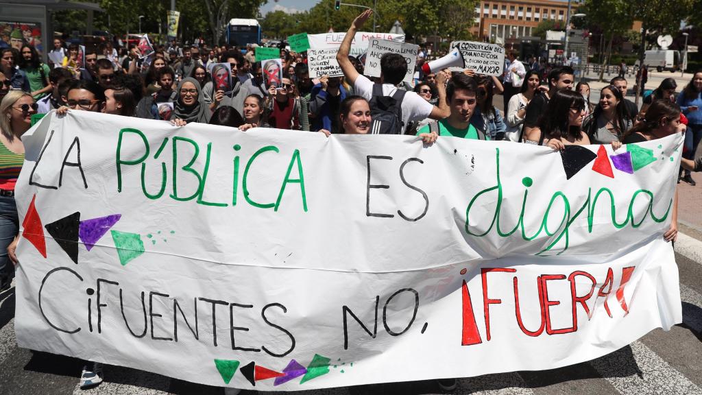 Los estudiantes de la Complutense marcharon desde el metro de Ciudad Universitaria hasta el Rectorado.