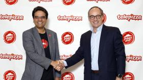 Milind Pant, presidente de Pizza Hut, y Pablo Juantegui, de Telepizza.