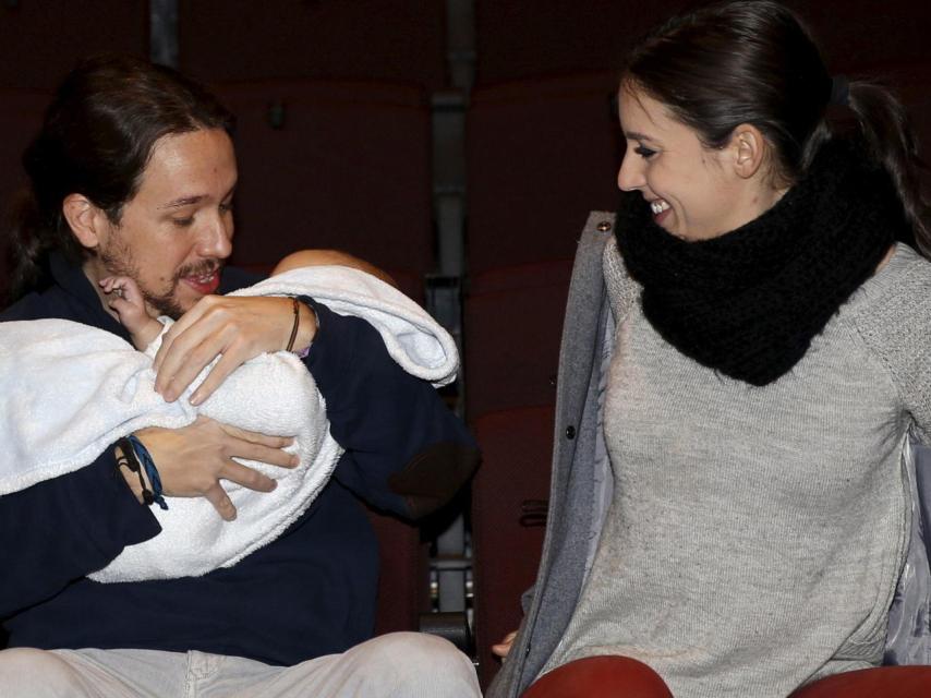 Pablo Iglesias e Irene Montero con el bebé de Carolina Bescansa. Gtres.