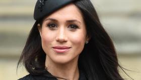 Meghan Markle con sombrero de Philip Treacy.