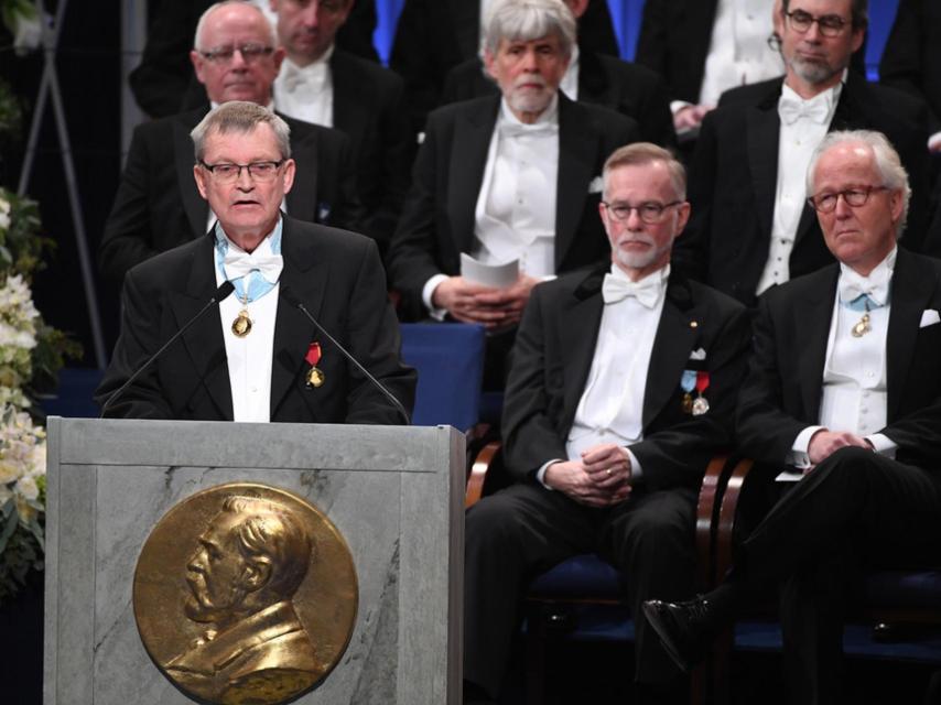 Entrega del Nobel de Literatura de 2017, con Carl-Henrik Heldin en la ceremonia.