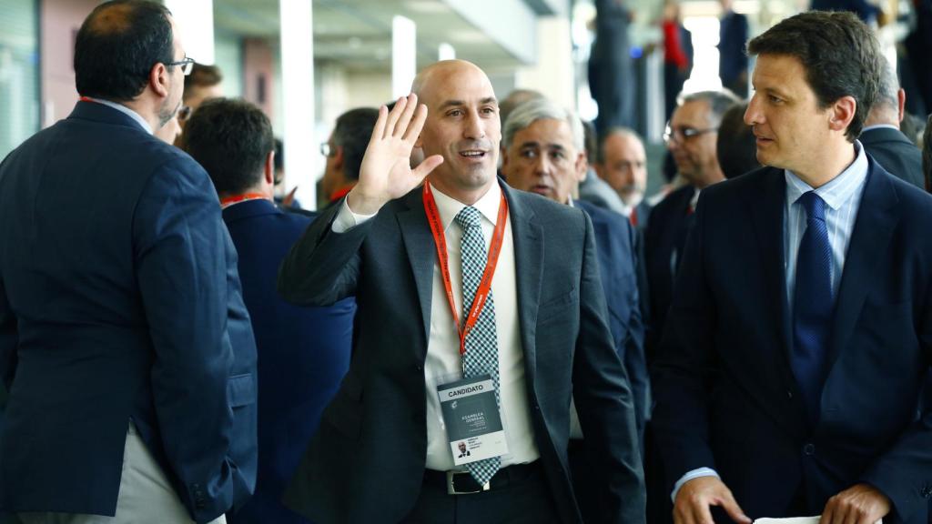 Luis Rubiales saluda a los asambleístas antes de la votación.