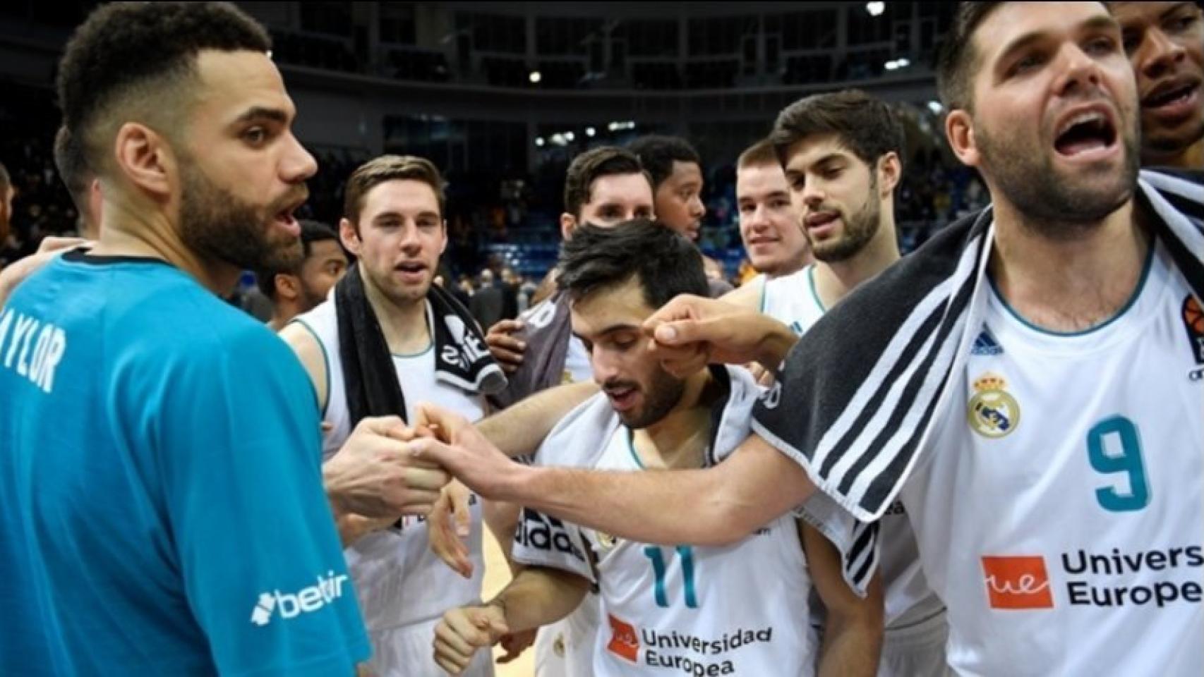 Jugadores del Real Madrid de baloncesto celebran una victoria. Foto: euroleague.net