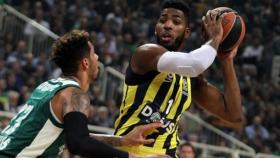 Jason Thompson trata de filtrar un balón ante el rival. Foto: euroleague.net