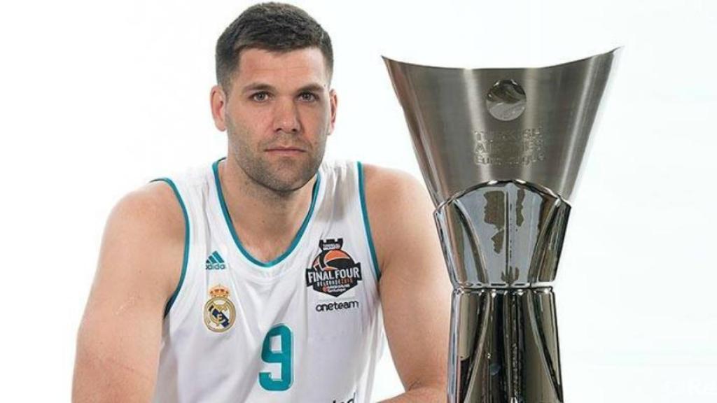 Reyes posando con el trofeo de la Final Four