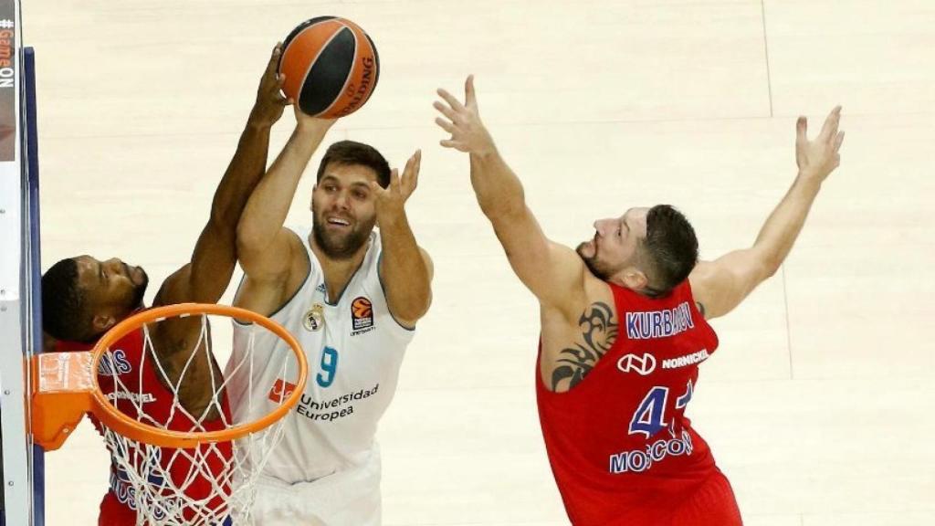 Felipe Reyes lanzando a canasta ante CSKA