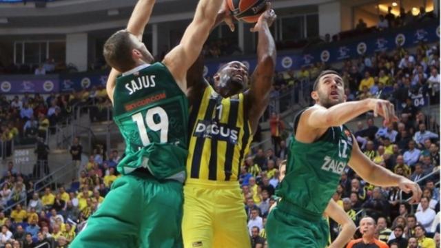 Defensores del Zalgiris torpedean una penetración de Wanamaker. Foto: euroleague.net