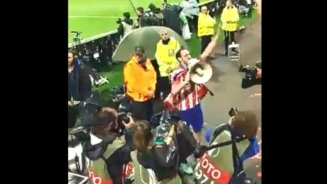 Juanfran celebra con la afición la Europa League cantando