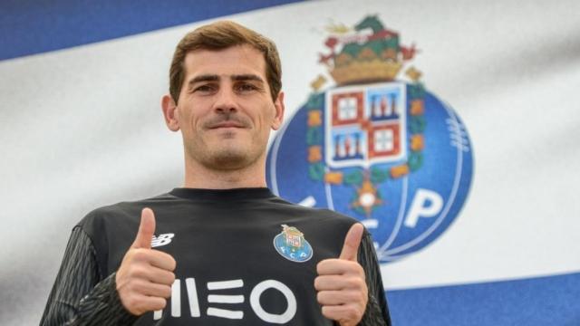 Casillas posa junto al escudo del Porto tras renovar. Foto: Twitter (@FCPorto).