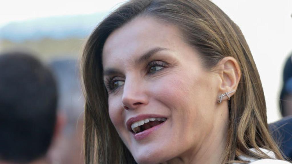 Letizia con pendientes Gold and Roses.