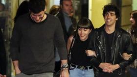 Cepeda, Aitana y Javier Ambrossi, por las calles de Madrid.