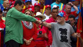 Diego Armando Maradona, junto a Maduro, en el cierre de campaña en Venezuela.