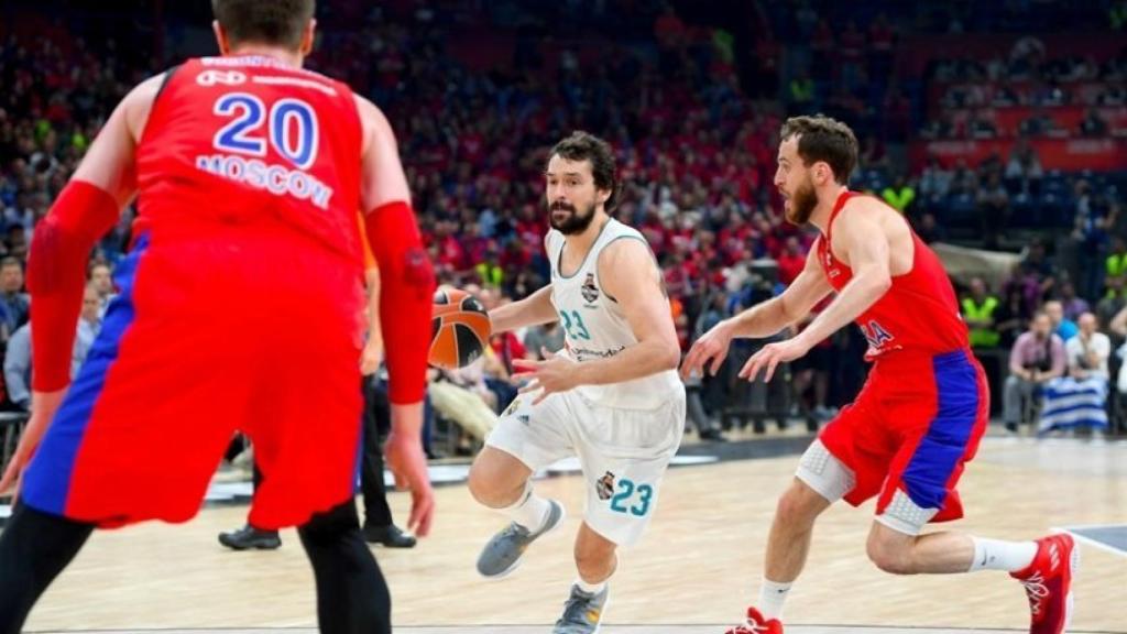 Llull intentando penetrar ante Sergio Rodríguez. Foto: euroleague.net