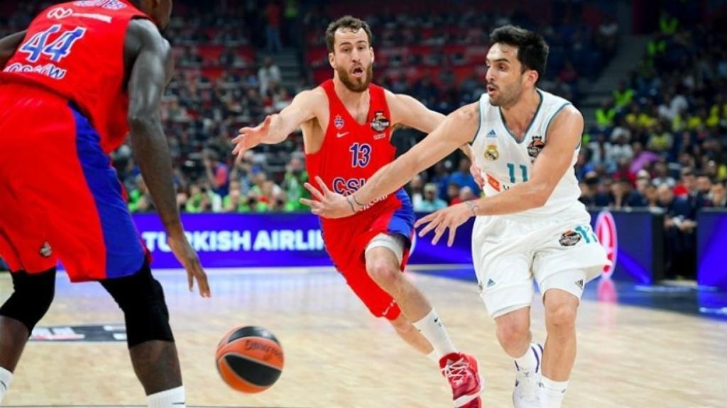 Campazzo realizando un pase ante Sergio Rodríguez. Foto: euroleague.net