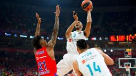 Anthony Randolph lanzando ante Clyburn. Foto: euroleague.net