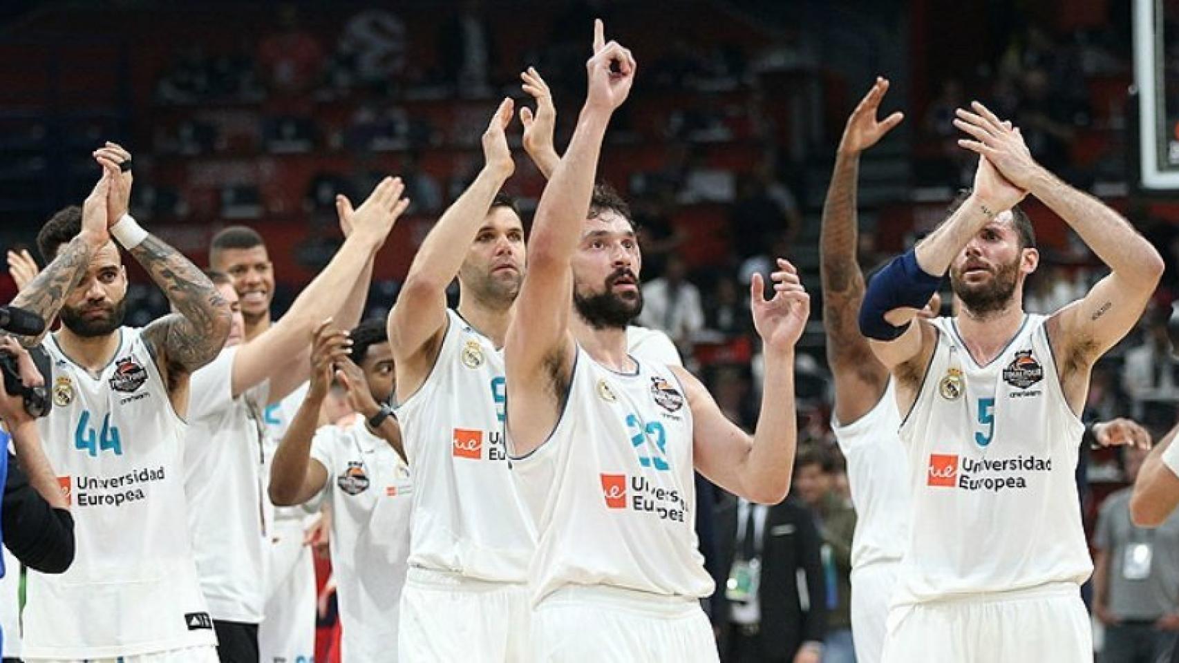 Los jugadores del Madrid saludan a la afición. Foto: acb.com