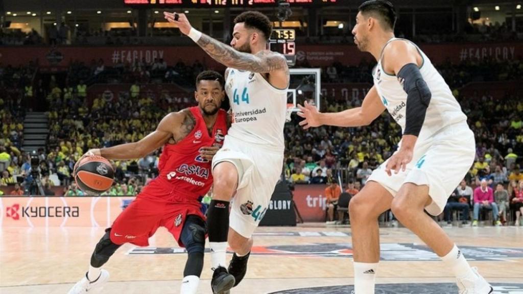 Taylor y Ayón defienden ante CSKA. Foto: euroleague.net