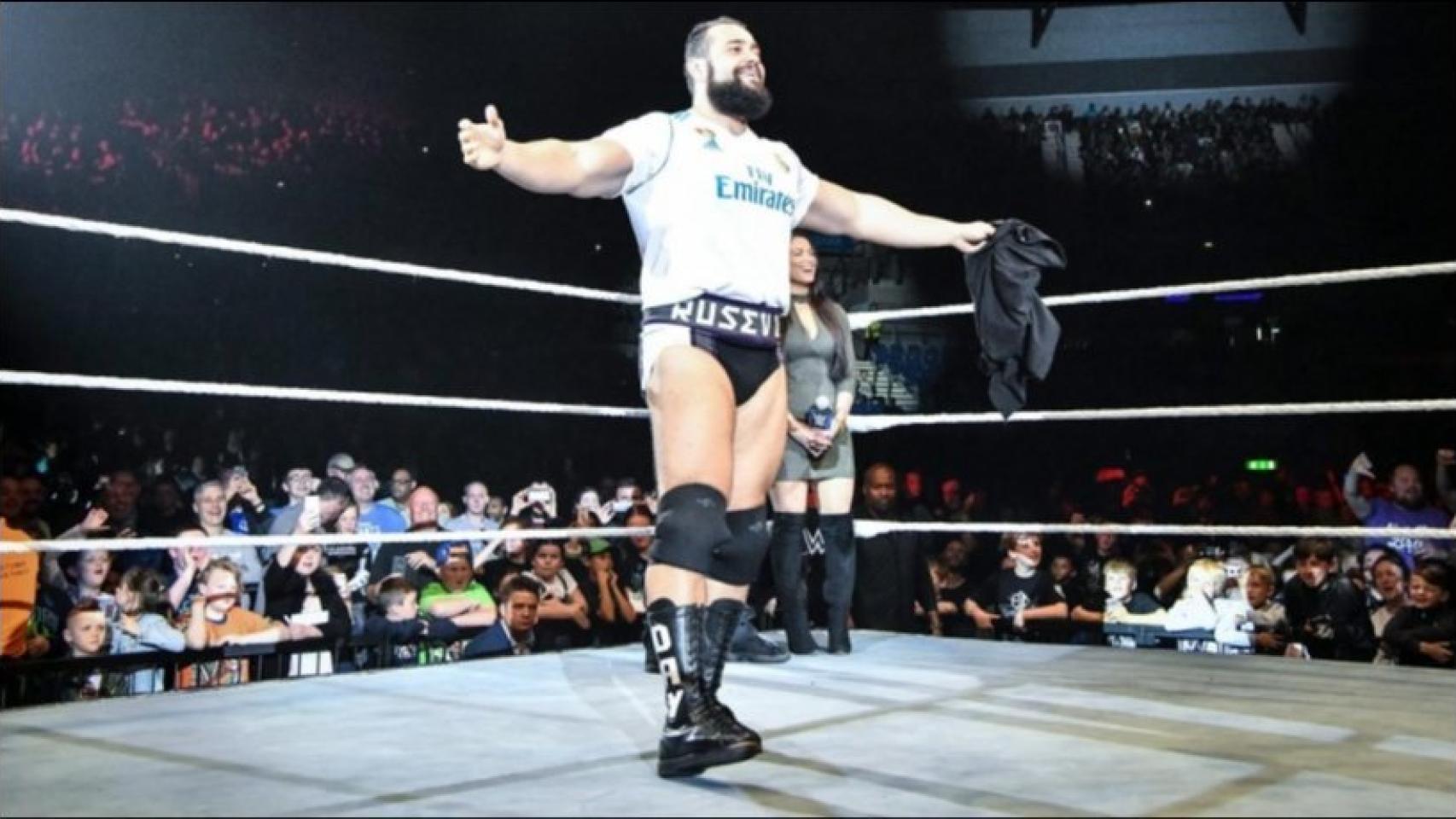 Rusev lucha en Liverpool con la camiseta del Real Madrid. Foto: wwe.com