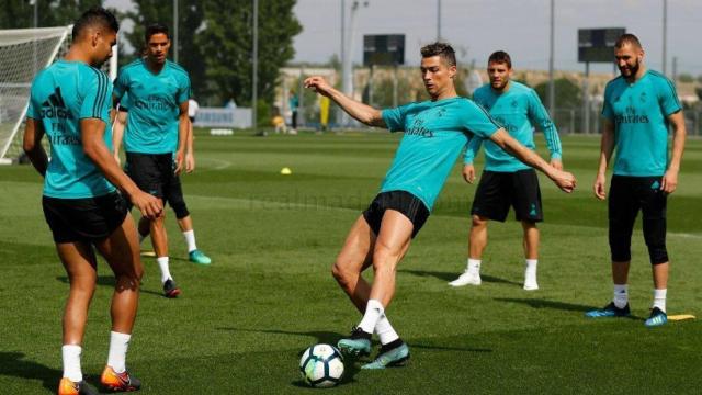 Los jugadores del Real Madrid realizan un rondo