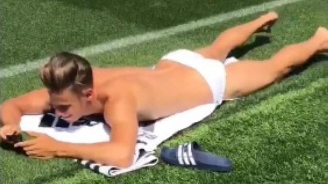 Marcos Llorente es cazado por Asensio tomando el sol en ropa interior