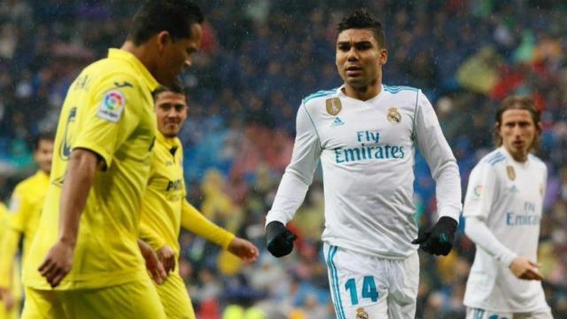 Casemiro, junto a los jugadores del Villarreal. Foto: Manu Laya / El Bernabéu