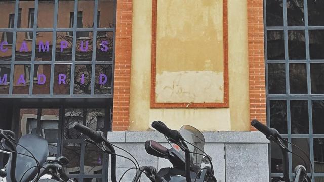 Fachada del edificio Campus Madrid, en la zona del Puente de Segovia.