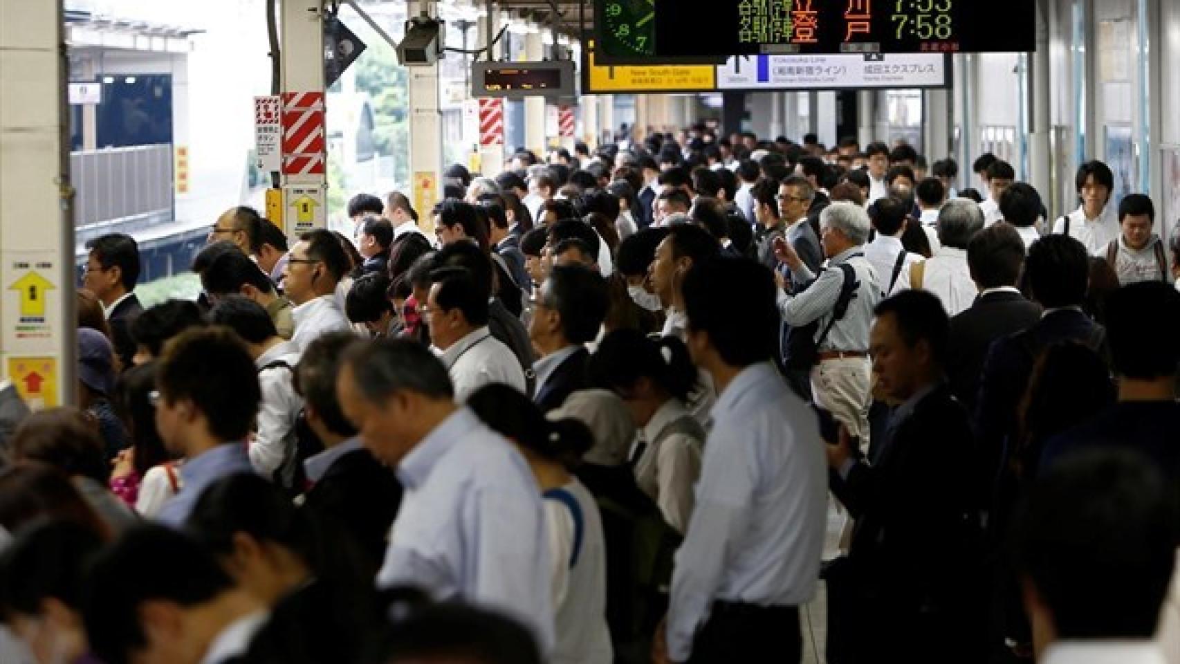 Andén de una estación de tren en Japón.