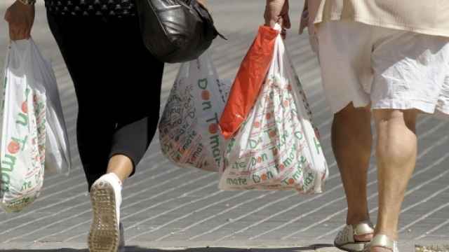 Todas las tiendas cobrarán las bolsas de plástico: el negocio que les cae del BOE a las grandes superficies