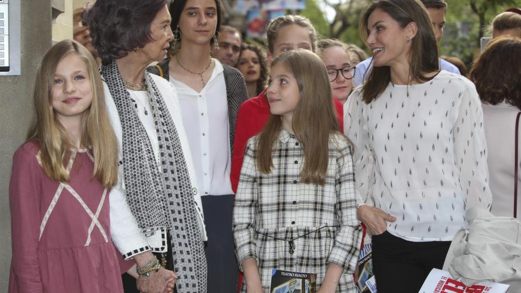 Letizia y Sofía charlan en la entrada. Gtres.