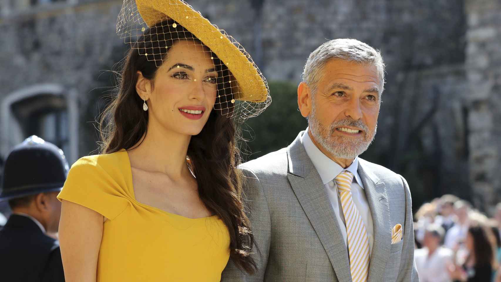 El matrimonio Clooney ha decidido jugar con el amarillo e ir conjuntados a la boda real.