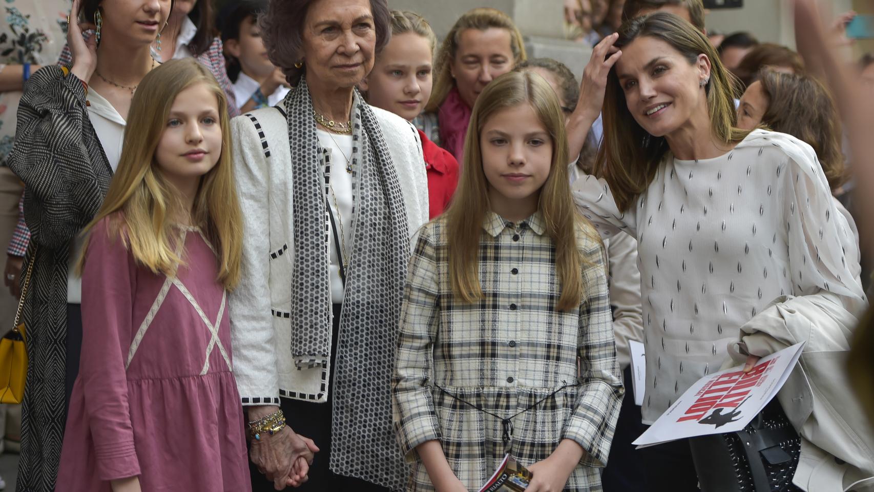 Las mujeres de la familia en la entrada de 'Billy Elliot'. Gtres.