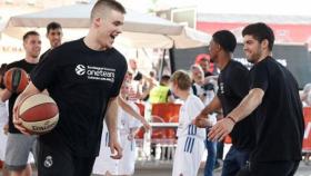 Radoncic, Yusta y Thompkins, en la fan zone.