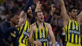 Los jugadores del Fenerbahçe celebran la victoria ante Baskonia. Foto: Twitter (@FBBasketbol)