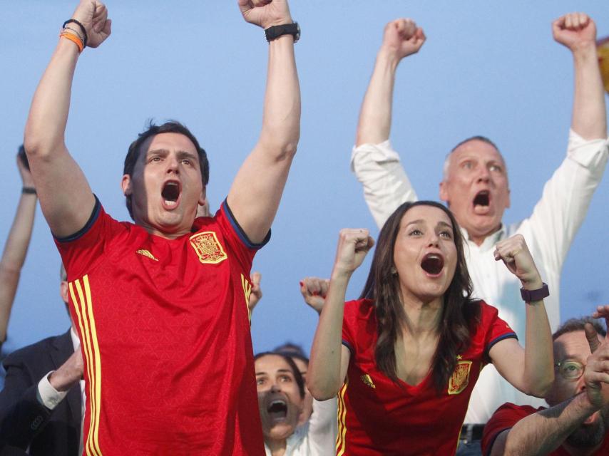 Albert Rivera e Inés Arrimadas celebrando un gol de la Roja.