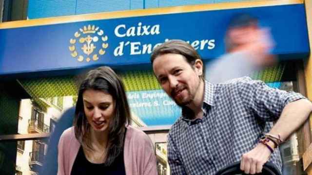 Pablo Iglesias (d), líder de Podemos, e Irene Montero (d), junto a una oficina de Caixa d'Enginyers.