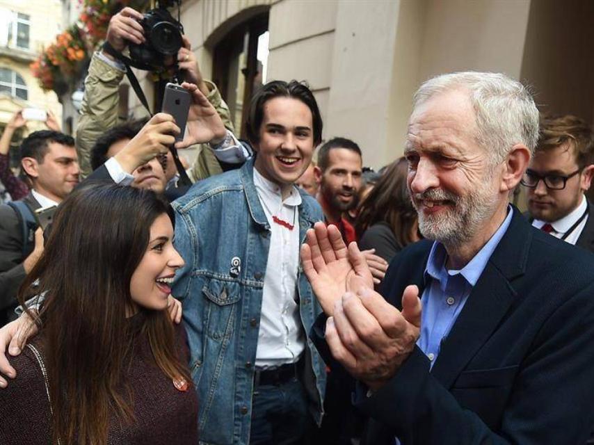 El líder de los laboristas británicos aplaude a sus seguidores.