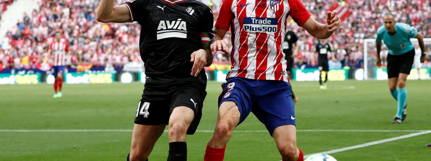 Koke y Griezmann celebran un gol.