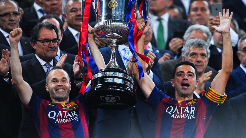 Así levantaron juntos Iniesta y Xavi la Copa del Rey.