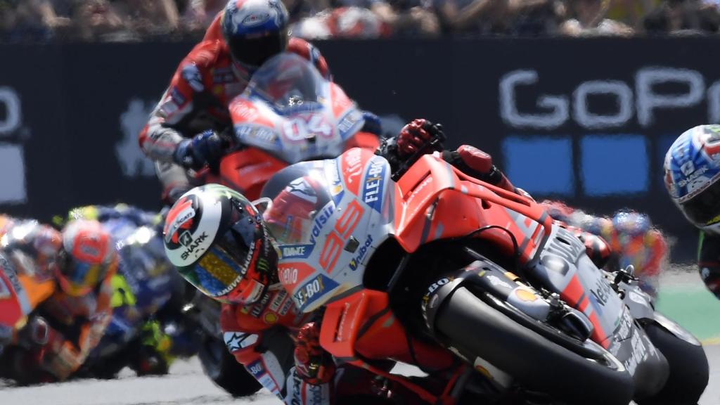 Jorge Lorenzo pilota su GP18, en los compases iniciales de la carrera disputada en el circuito Bugatti de Le Mans.