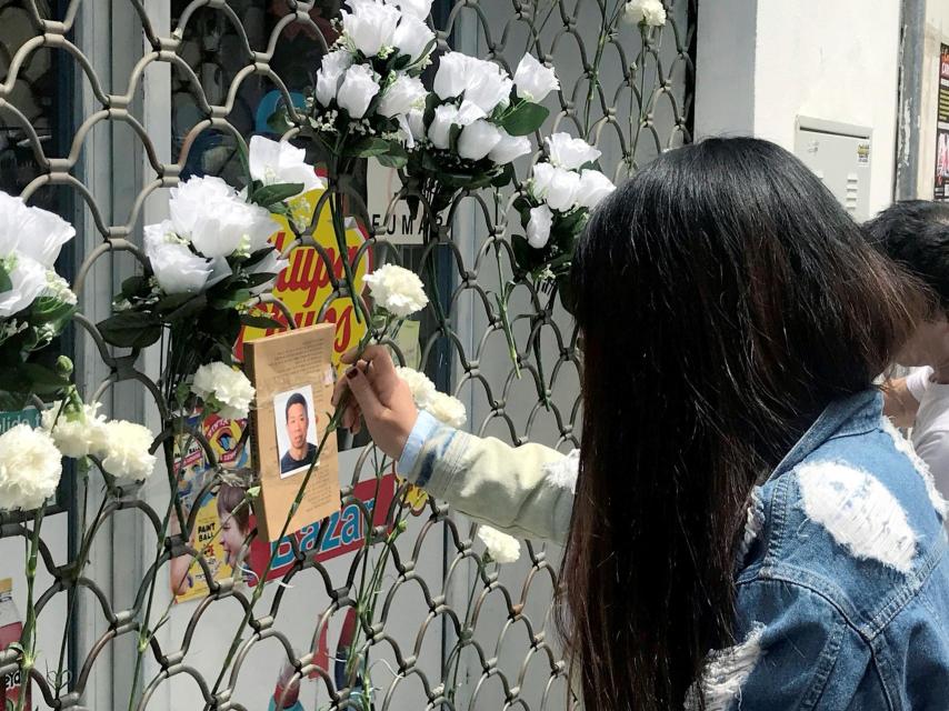 Puerta del local donde fue asesinado el tendero chino.