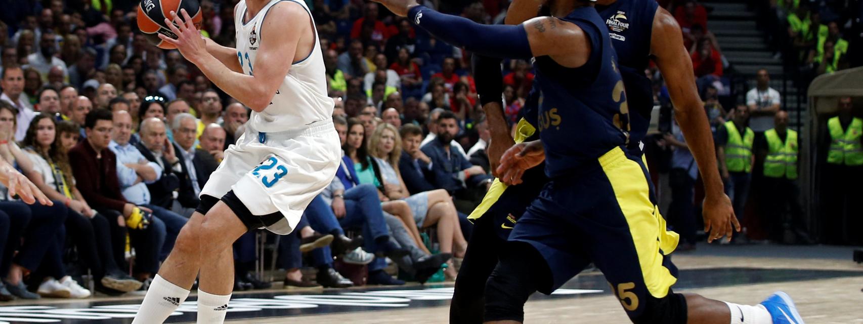 Sergio Llull ante el Fenerbahçe en la final de la Euroliga.